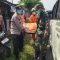Petugas saat evakuasi jenazah pria penjual bubur yang ditemukan meninggal di dalam rumah Desa Dukuhdimoro, Jombang.