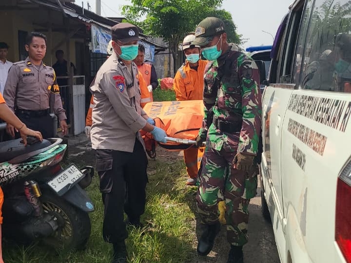 Petugas saat evakuasi jenazah pria penjual bubur yang ditemukan meninggal di dalam rumah Desa Dukuhdimoro, Jombang.