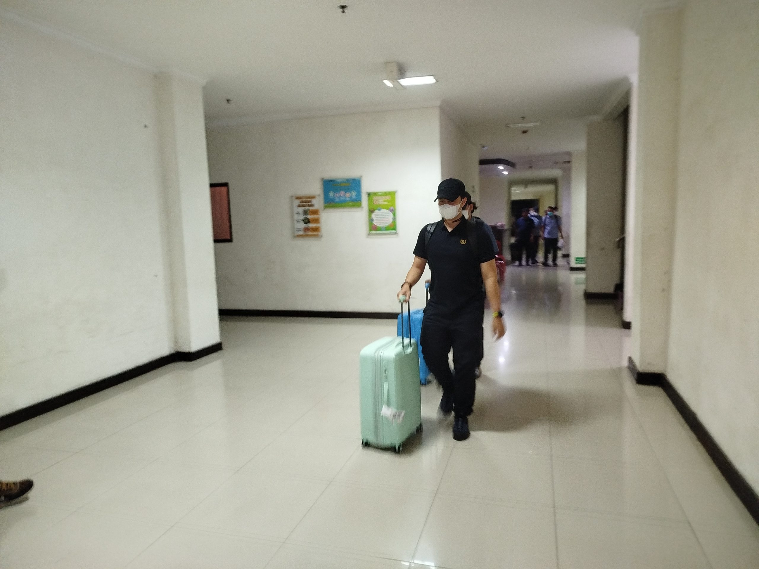 Tim KPK saat keluar dari gedung terpadu yang berada di jalan Basuki Rahmad.
