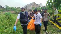 Polisi mengevakuasi mayat perempuan tanpa identitas.