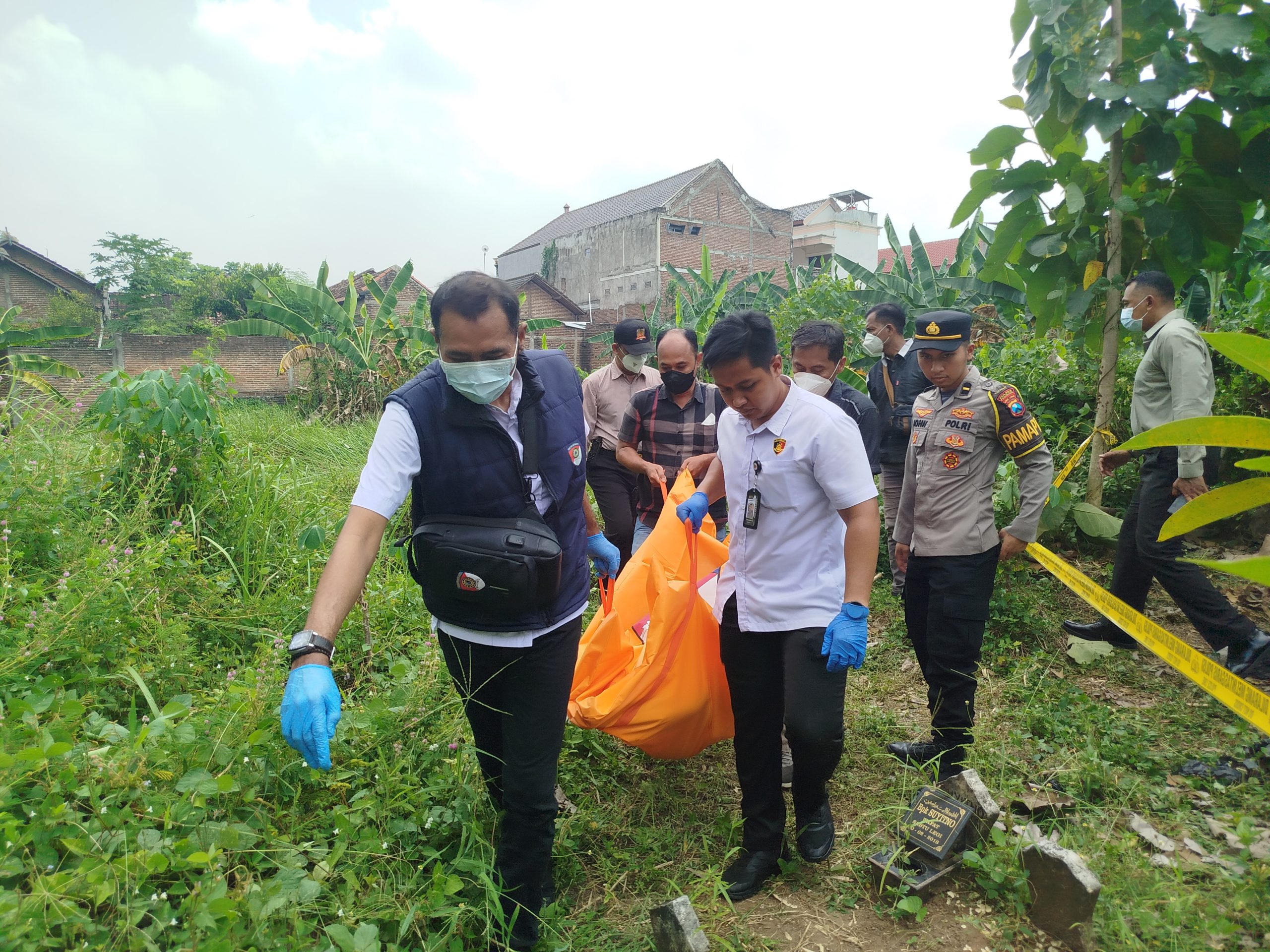 Polisi mengevakuasi mayat perempuan tanpa identitas.