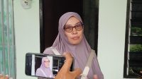 Diah Puspasari adik dari Herman Budianto saat diwawancarai sejumlah wartawan.