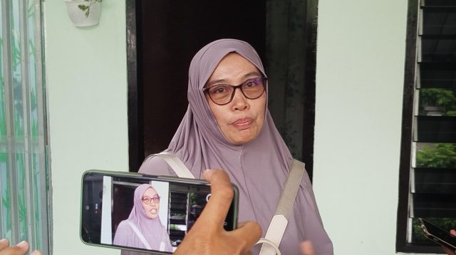 Diah Puspasari adik dari Herman Budianto saat diwawancarai sejumlah wartawan.