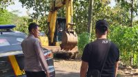 Kapolsek Mojoagung, Kompol Yogas bersama anggotanya saat melakukan teguran atas aktivitas ekskavator ilegal dilokasi kawasan hutan petak 24 Alas Gedangan.