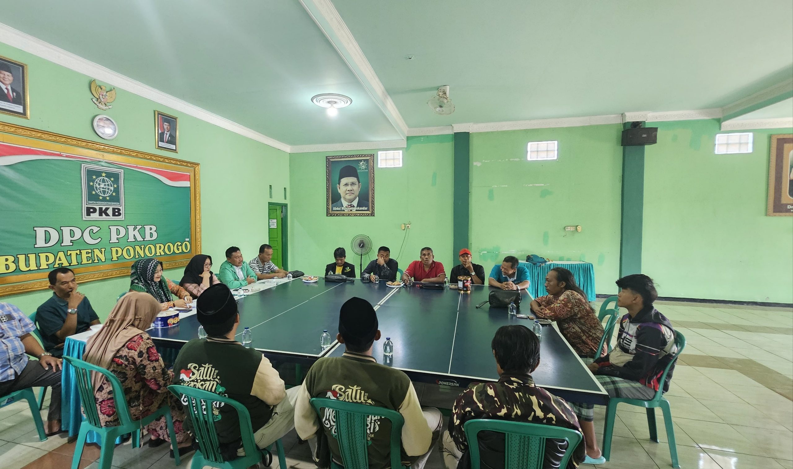 Sejumlah masyarakat saat melakukan pengaduan di kantor DPC PKB Ponorogo.