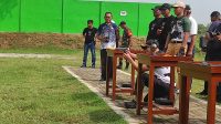 IMG_20260523_093332 Komandan Korem 082/CPYJ, Kolonel Inf. Batara Alex Bulo bersama Bupati Jombang, Warsubi dan Dandim 0814/Jombang, Letkol Kav. Dicky Prasojo, Kapolres Jombang, AKBP Ardi Kurniawan, mengawali peresmian dengan cara satu tembakan ke arah bidikan di lapangan tembak SP3T Korem 082/CPYJ.