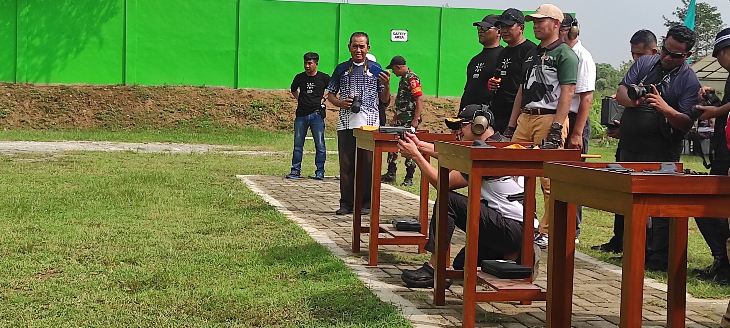 Komandan Korem 082/CPYJ, Kolonel Inf. Batara Alex Bulo bersama Bupati Jombang, Warsubi dan Dandim 0814/Jombang, Letkol Kav. Dicky Prasojo, Kapolres Jombang, AKBP Ardi Kurniawan, mengawali peresmian dengan cara satu tembakan ke arah bidikan di lapangan tembak SP3T Korem 082/CPYJ.