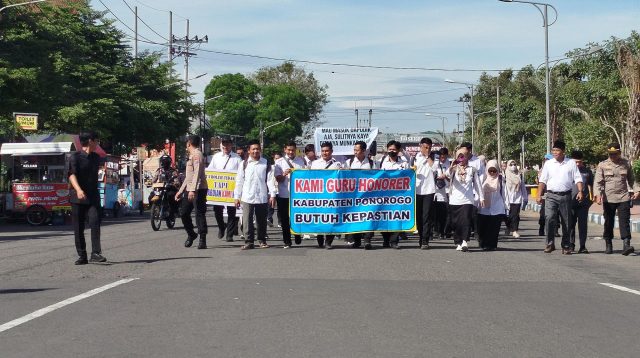 Sejumlah guru honorer saat menggelar aksi.