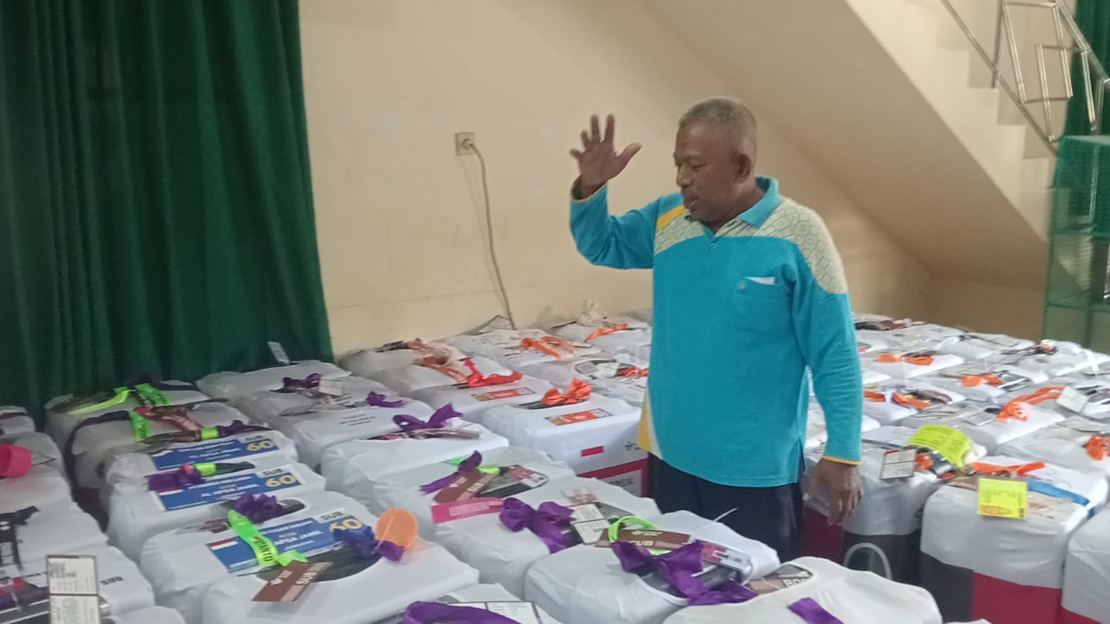 Koper berdatangan milik calon jemaah haji tiba di kantor Kemengaj Jombang.