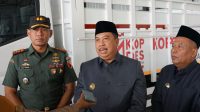 Bupati Jombang , Warsubi bersama Dandim 0814/Jombang Letkol Kav Dicky Prasojo meninjau pembangunan KDKMP.