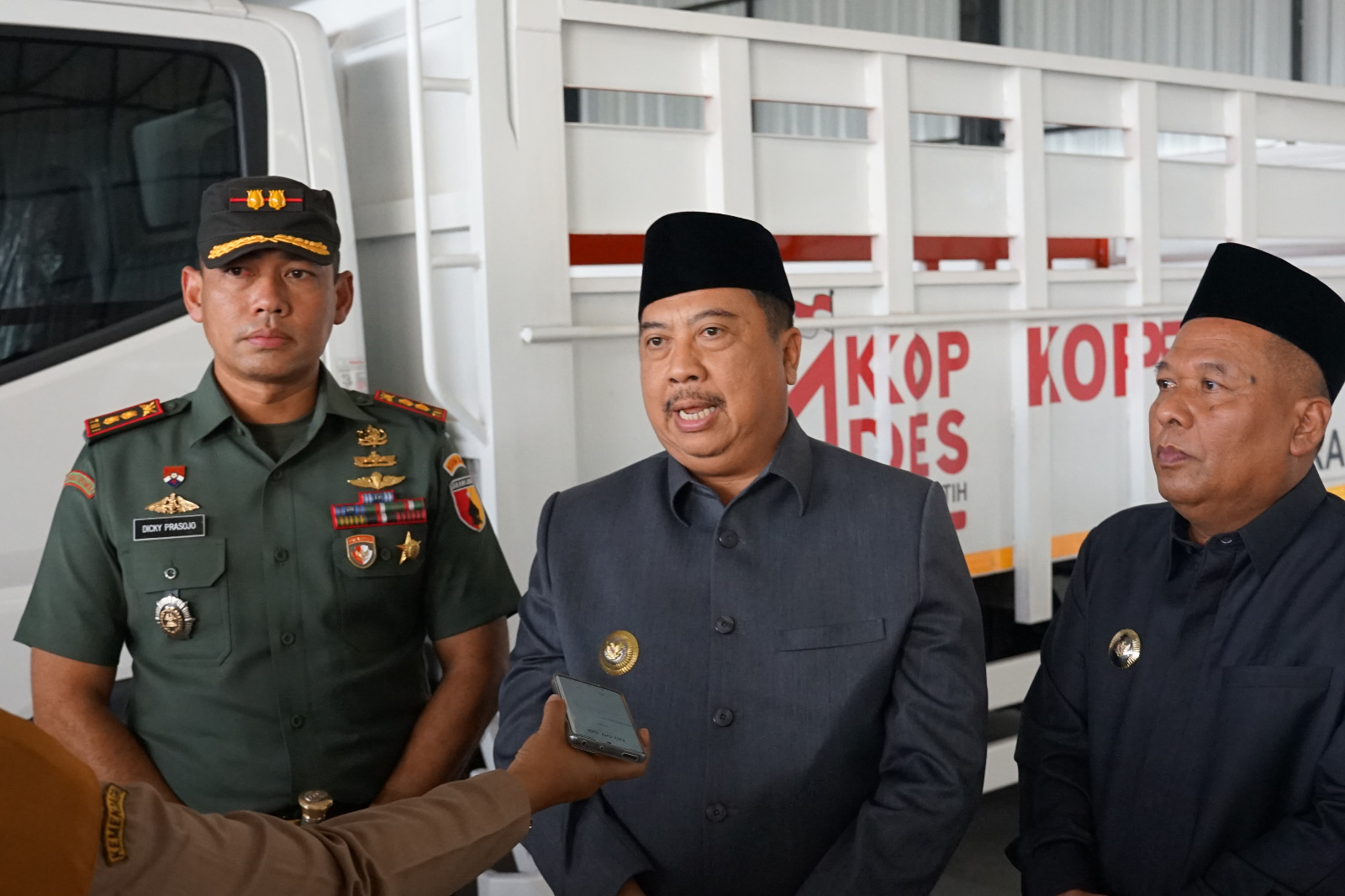 Bupati Jombang , Warsubi bersama Dandim 0814/Jombang Letkol Kav Dicky Prasojo meninjau pembangunan KDKMP.