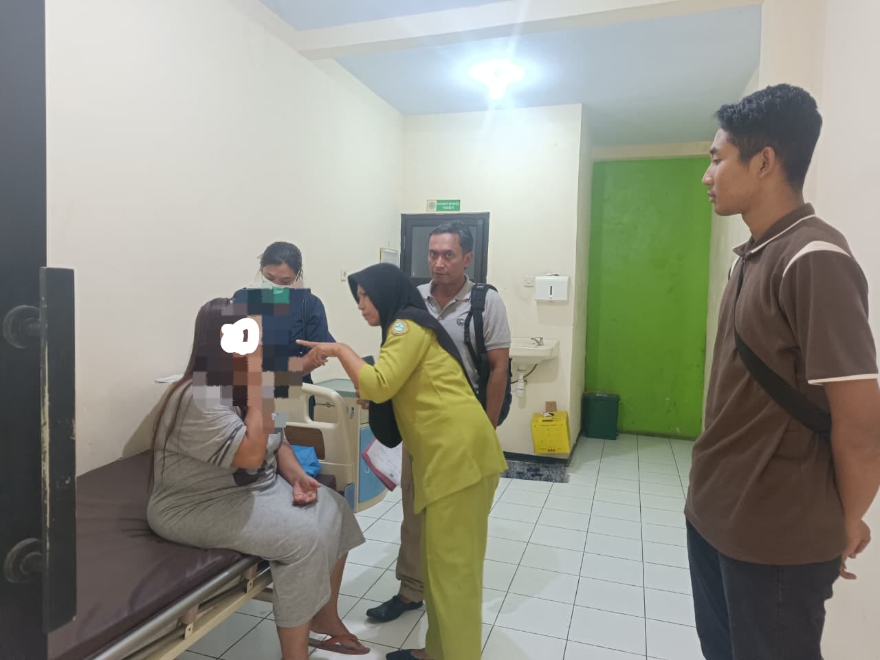 Korban berinisial SZ (44) saat mendapatkan penanganan medis atas luka yang dideritanya akibat mengalami KDRT.