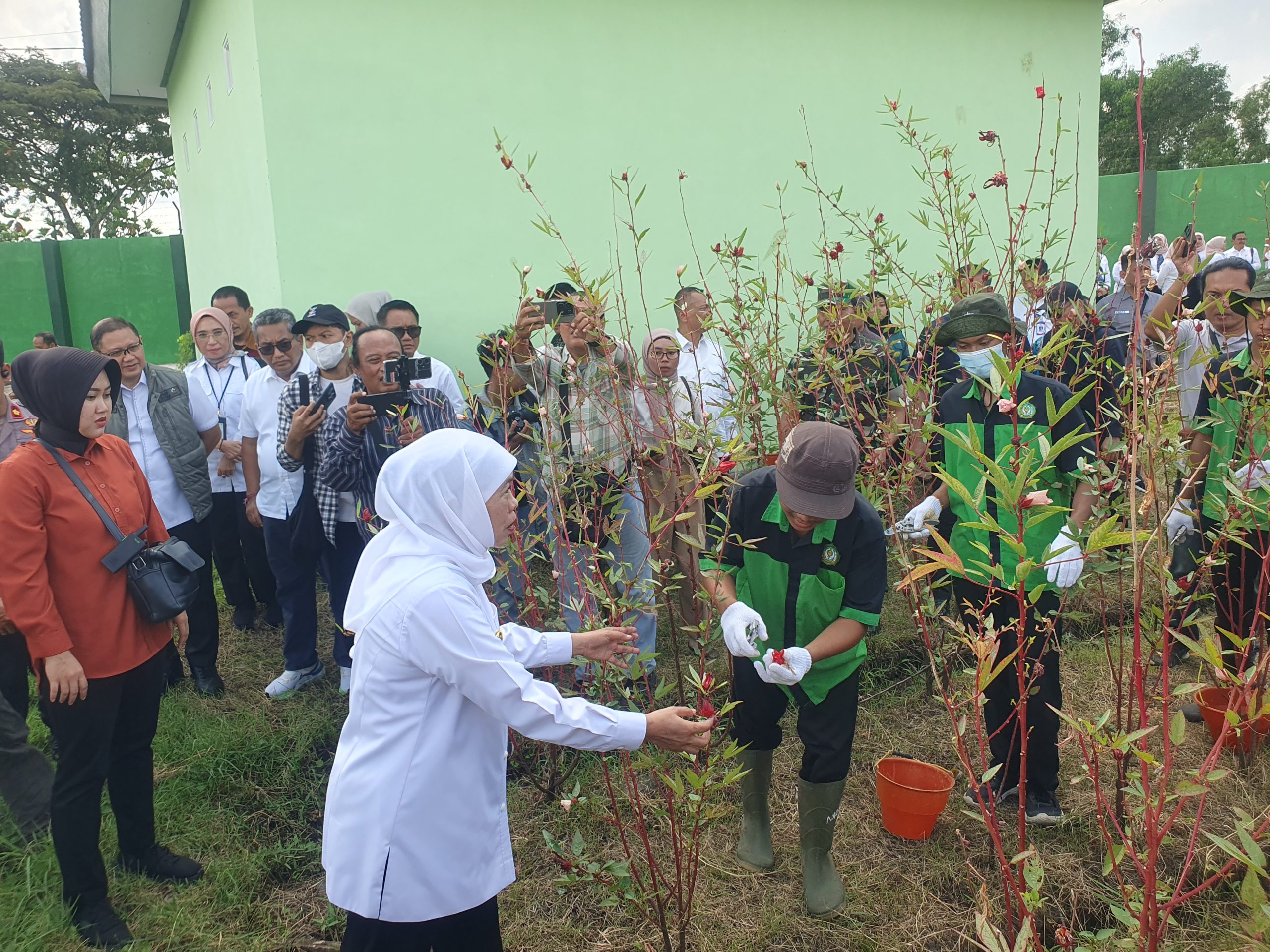 Gubernur Jawa Timur, dan Kepala Dinas Pendidikan Provinsi Jawa Timur mengunjungi SMKN 1 Tulungagung.