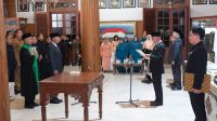 Proses pelantikan Pj Sekda Tulungagung Tri Hariadi usai dirinya sempat disingkirkan dari jabatan Sekda Tulungagung definitif.