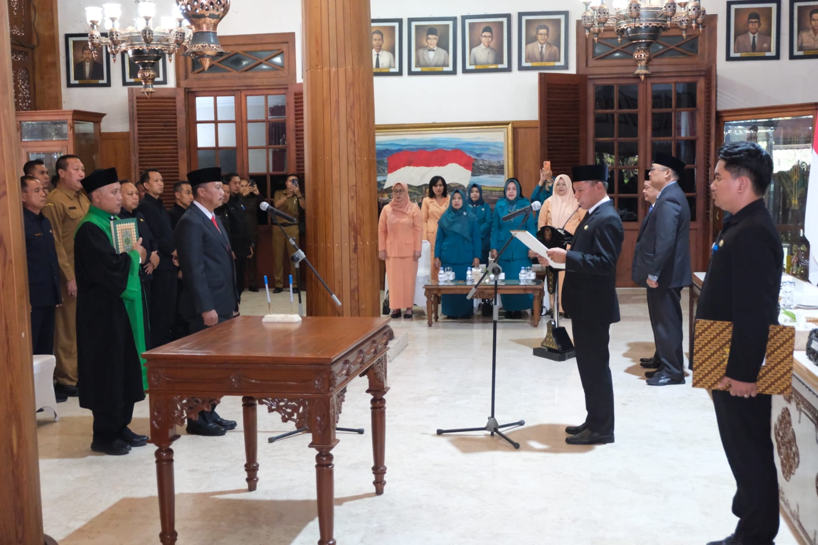 Proses pelantikan Pj Sekda Tulungagung Tri Hariadi usai dirinya sempat disingkirkan dari jabatan Sekda Tulungagung definitif.