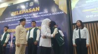 Proses pelepasan 898 pelajar di Tulungagung yang ikut program magang kerja ke luar negeri dengan dihadiri Gubernur Jawa Timur, Khofifah Indar Parawansa dan Kepala Dinas Pendidikan Provinsi Jawa Timur.