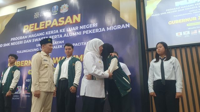 Proses pelepasan 898 pelajar di Tulungagung yang ikut program magang kerja ke luar negeri dengan dihadiri Gubernur Jawa Timur, Khofifah Indar Parawansa dan Kepala Dinas Pendidikan Provinsi Jawa Timur.