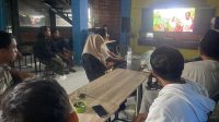 Aktivis anak muda sedang nonton bareng film 'Pesta Babi'.