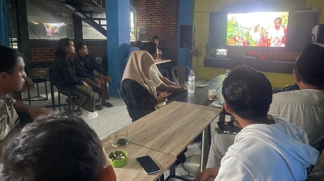 Aktivis anak muda sedang nonton bareng film 'Pesta Babi'.