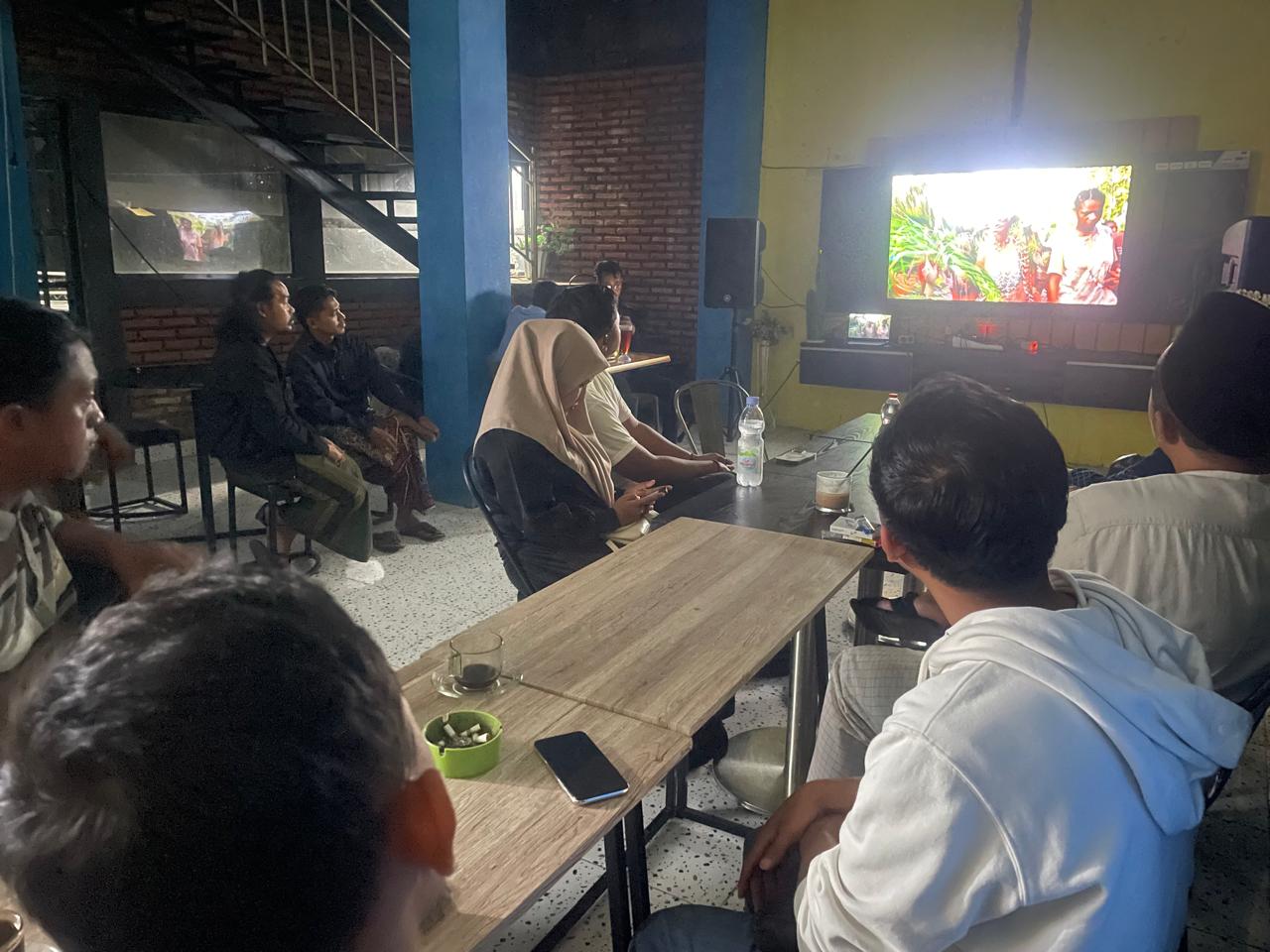 Aktivis anak muda sedang nonton bareng film 'Pesta Babi'.
