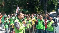 Ratusan pengemudi dan kendaraan roda empat online saat menggelar aksi damai didepan kantor Pengadilan Negeri Jombang.