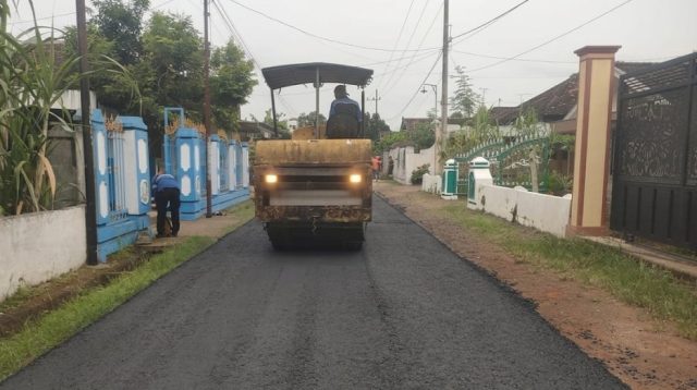 Pembangunan infrastruktur jalan pada awal tahun 2026 yang sempat berjalan meski kini berhenti sementara.