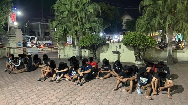 Petugas Polsek Kalidawir saat mengamankan sejumlah pemuda dan 15 sepeda motor.