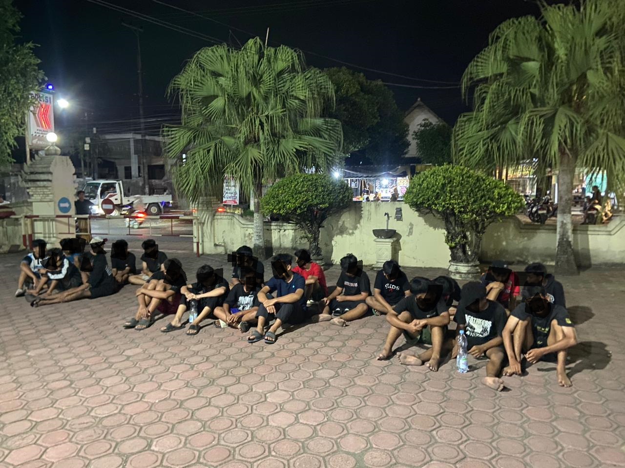 Petugas Polsek Kalidawir saat mengamankan sejumlah pemuda dan 15 sepeda motor.