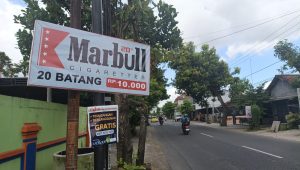 Salah satu papan reklame rokok ilegal yang terpampang di Tulungagung.