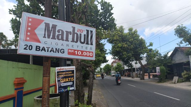 Salah satu papan reklame rokok ilegal yang terpampang di Tulungagung.