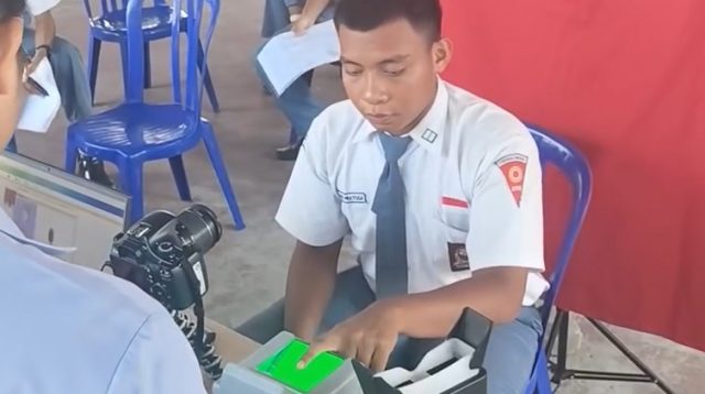 Siswa di  Kota Blitar ketika menjalani perekaman KTP elektronik.
