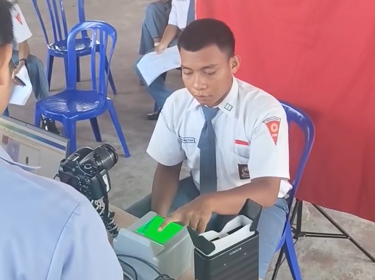 Siswa di  Kota Blitar ketika menjalani perekaman KTP elektronik.