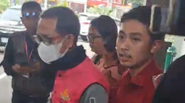 ED,  mantan direktur  BPR Artha Praja Kota Blitar digiring ke mobil tahanan.