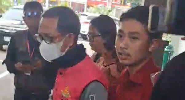 ED,  mantan direktur  BPR Artha Praja Kota Blitar digiring ke mobil tahanan.
