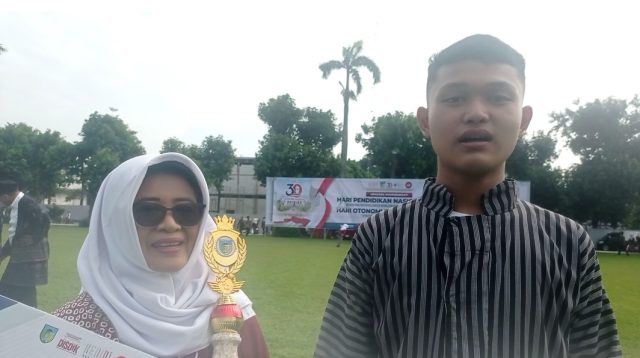 Siswa SMP Negeri 2 Pare menerima penghargaan dari Pemkab Kediri.
