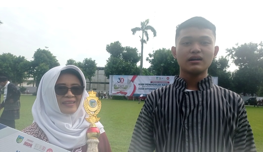 Siswa SMP Negeri 2 Pare menerima penghargaan dari Pemkab Kediri.