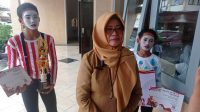 Dasilva Alwiandra dan Saga Fridel Ardana dua siswa Pantomimer SMP Negeri 2 Pare bersama kepala sekolah.