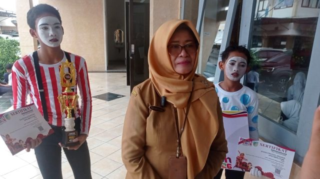 Dasilva Alwiandra dan Saga Fridel Ardana dua siswa Pantomimer SMP Negeri 2 Pare bersama kepala sekolah.