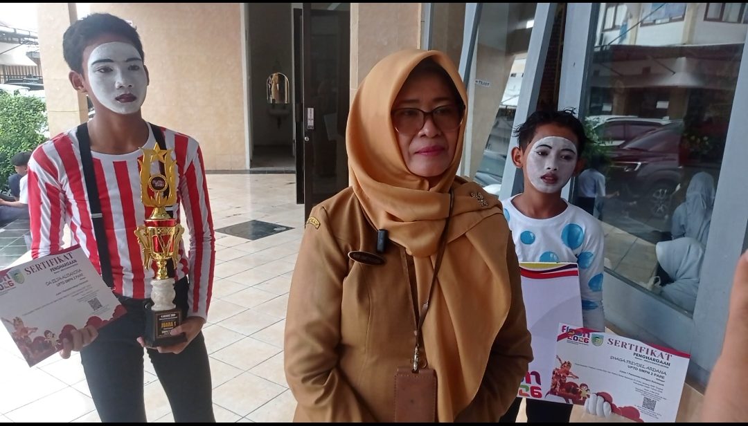 Dasilva Alwiandra dan Saga Fridel Ardana dua siswa Pantomimer SMP Negeri 2 Pare bersama kepala sekolah.