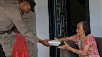 Kapolsek Gurah Iptu Wahyudi bagikan bingkisan di Jumat berkah.