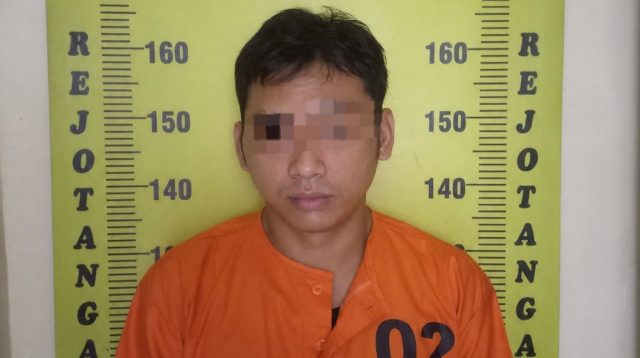 Pria diamankan di Polsek Rejotangan usai melakukan penipuan dan penggelapan rental mobil.