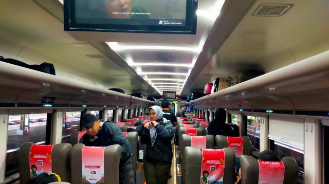 Suasana di gerbong  kereta api yang  melewati Stasiun Blitar.