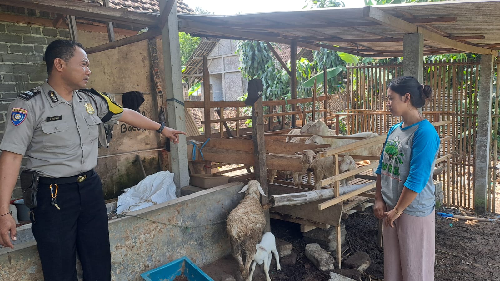 Polisi berdialog dengan peternak kambing.
