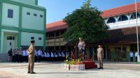 KBO Satlantas Polres Blitar menjadi inspektur upacara.