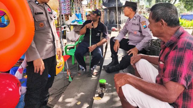 Polisi saat sosialisasi kepada warga.
