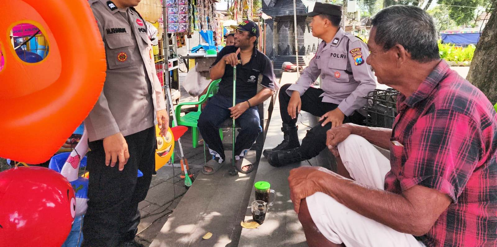 Polisi saat sosialisasi kepada warga.