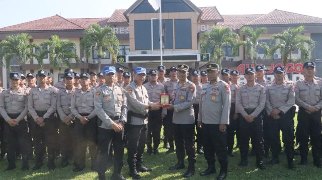 Prosesi pelepasan di halaman Polres Blitar.