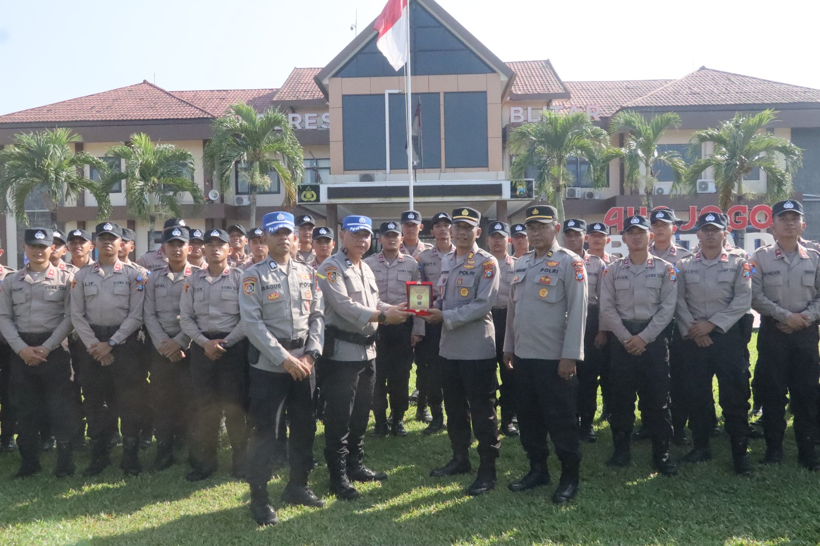 Prosesi pelepasan di halaman Polres Blitar.
