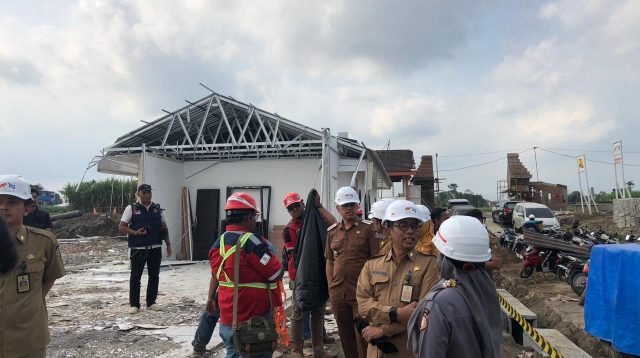 Wali Kota Blitar ketika meninjau progress pembangunan Sekolah Rakyat.