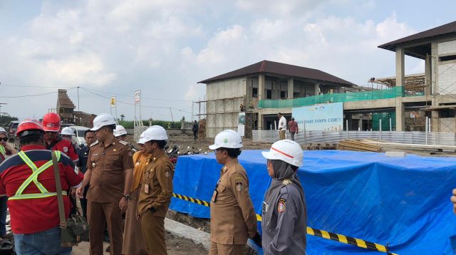 Wali Kota Blitar meninjau proyek sekolah rakyat.